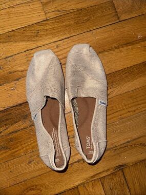 Shimmery gold Toms